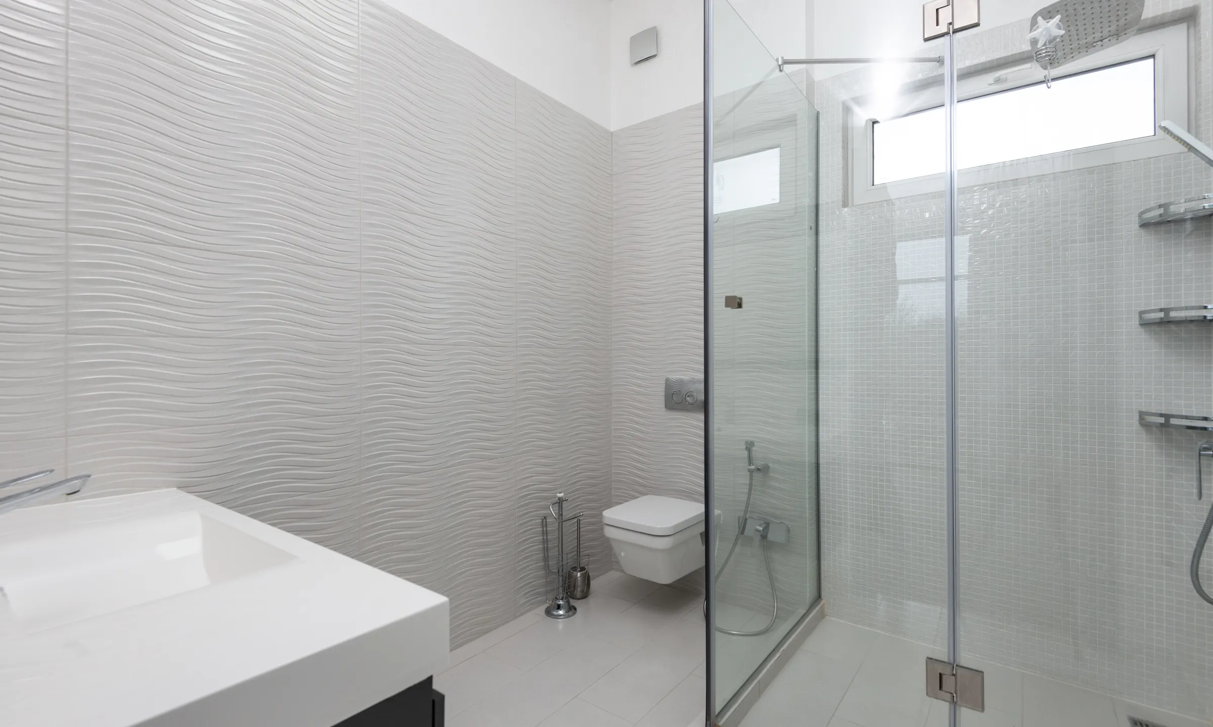 Banheiro contemporâneo com box e paredes de vidro